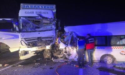 Sivas’ta kamyon ile minibüs çarpıştı: 7 kişi öldü, 10 yaralı