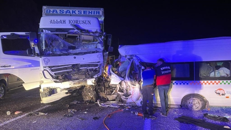 Sivas’ta kamyon ile minibüs çarpıştı: 7 kişi öldü, 10 yaralı