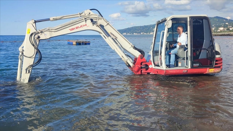 Denizde kaybolan kolyesi için iş makinesi kiraladı