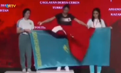 Türkiye ile Kazakistan sporcular arasında bayrak yarışı!