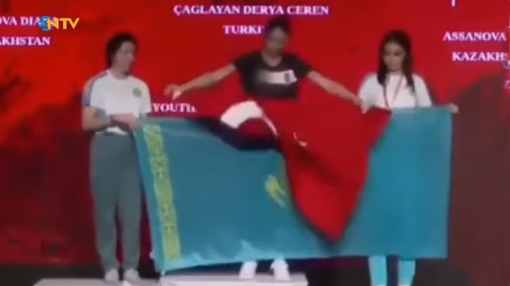 Türkiye ile Kazakistan sporcular arasında bayrak yarışı!