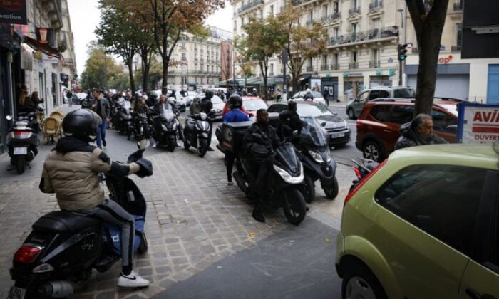 Fransa’da akaryakıt grevi krize dönüştü