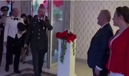 Valinin elini sıkmayan subaylar disipline gönderildi