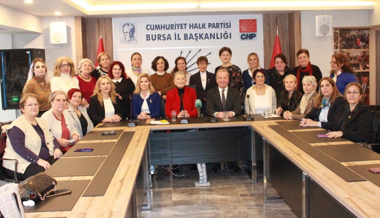 CHP’li kadınlar Atatürk’e şükranlarını sundu