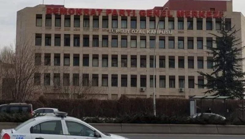 Demokrat Parti Genel Merkez korumaları geri çekildi