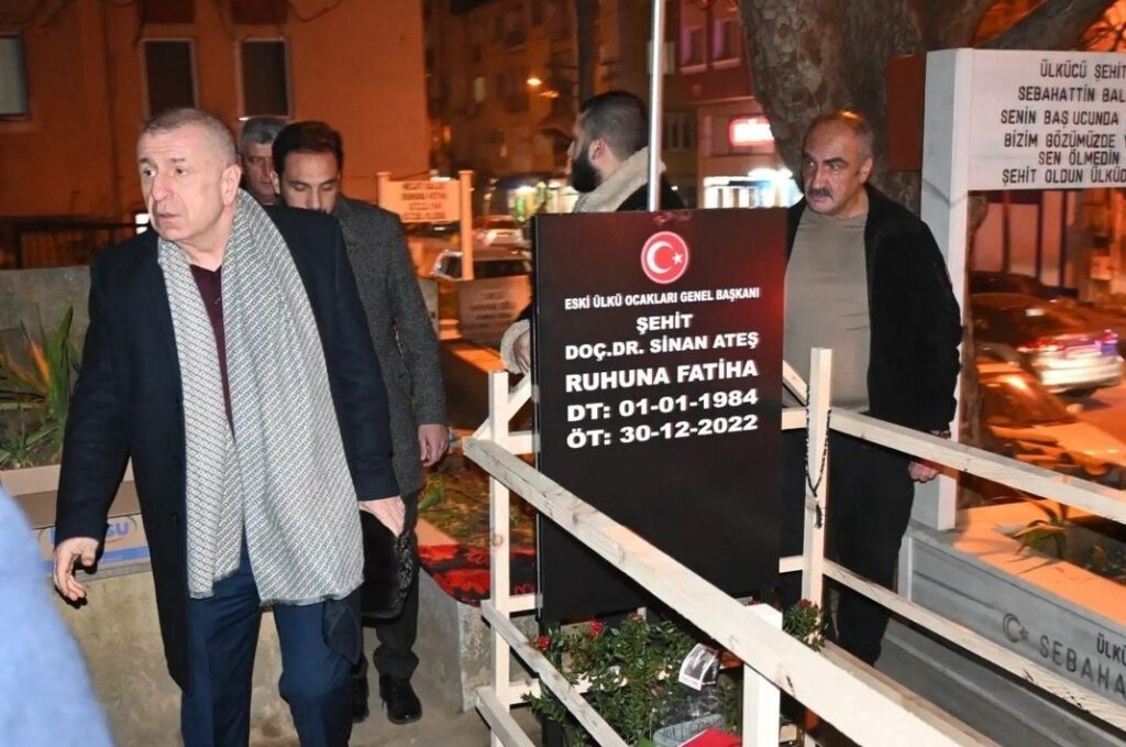 Ümit Özdağ’dan Sinan Ateş’in kabrini ziyaret…