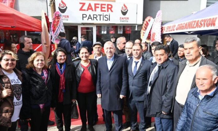 Zafer Partisi Genel Başkanı Ümit Özdağ’a CHP’li yöneticilerden yakın ilgi: Sizi seviyoruz!