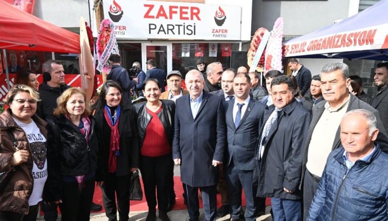 Zafer Partisi Genel Başkanı Ümit Özdağ’a CHP’li yöneticilerden yakın ilgi: Sizi seviyoruz!