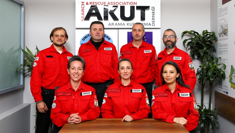 AKUT ekipleri, deprem bölgesinde görev başında