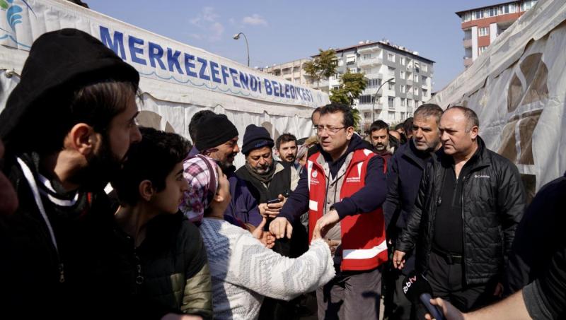 İBB Başkanı İmamoğlu’ndan acılı depremzedelere: Güçlü olun, hep beraber ayağa kalkacağız