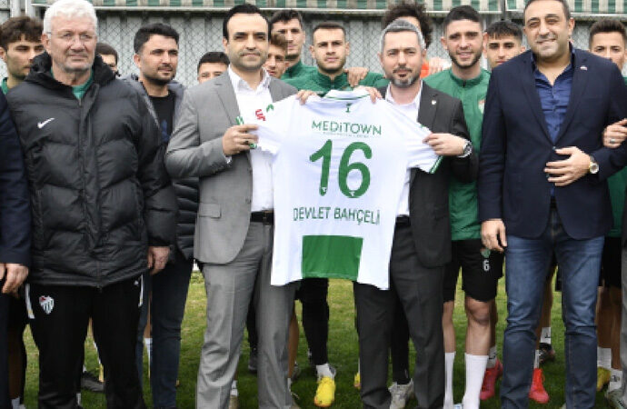 Bursaspor’a destek veren Bahçeli’ye hediye forma!