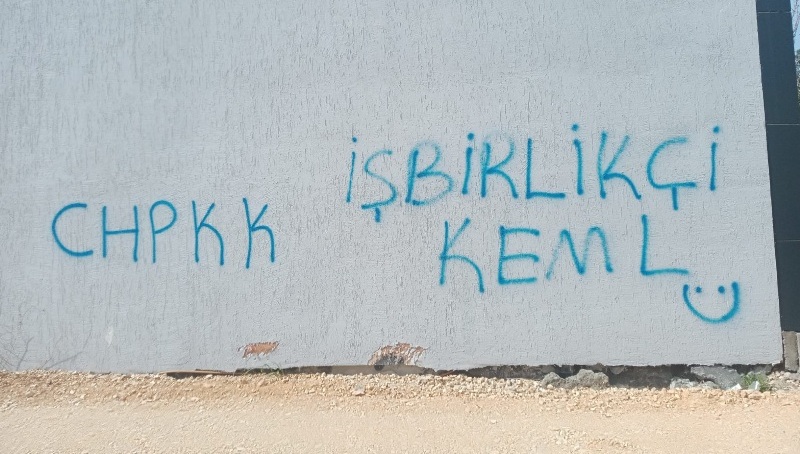 Bursa’da CHP Nilüfer İlçe Binasına boyalı saldırı