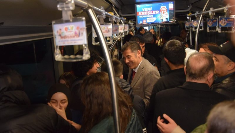 Sinan Oğan ve Ümit Özdağ, metrobüste broşür dağıttı