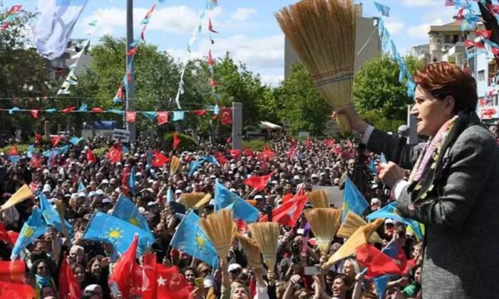 Akşener, süpürgeyi eline aldı: Süpüreceğiz onları!