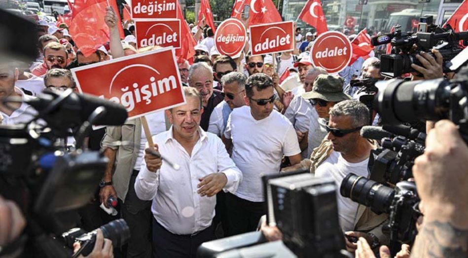 Tanju Özcan, istifa etme kararından vazgeçti