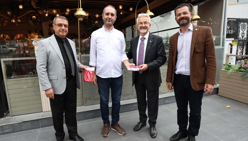 Nilüfer’de başkanlar, Atatürk posteri ve Türk bayrağı dağıttı