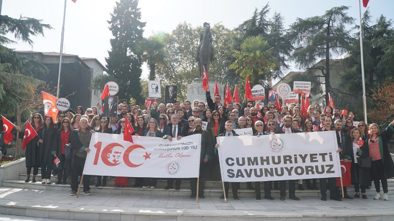 Bursa’da avukatlar Cumhuriyet için yürüdü
