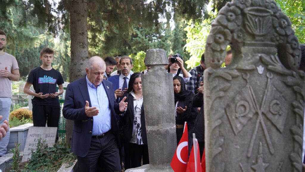 Ümit Özdağ, Albay Ali Rıza Bey’in mezarını ziyaret etti