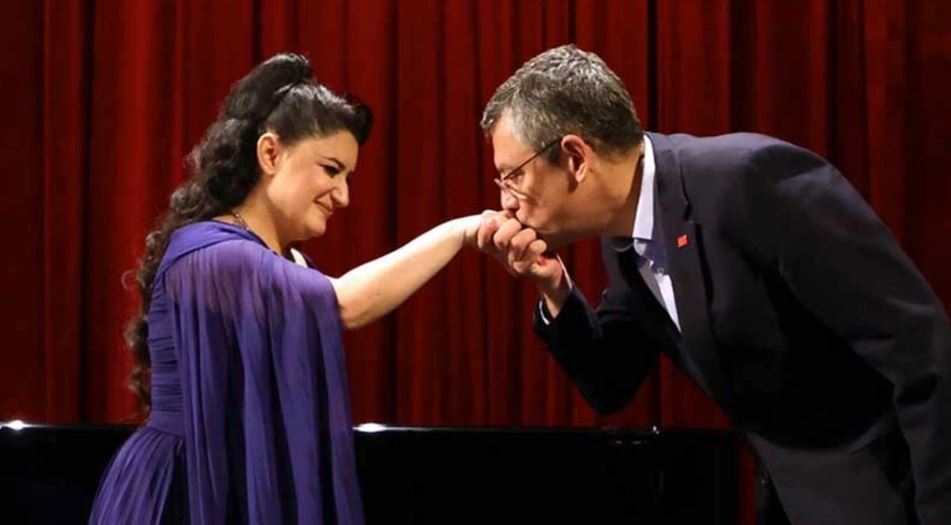 CHP lideri Özgür Özel, PKK destekçisinin elini öptü