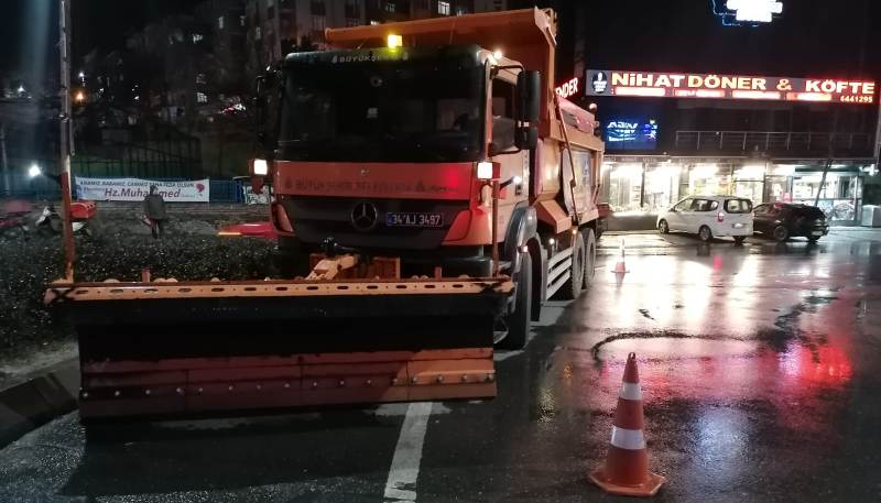 İBB ekipleri kar nöbetinde