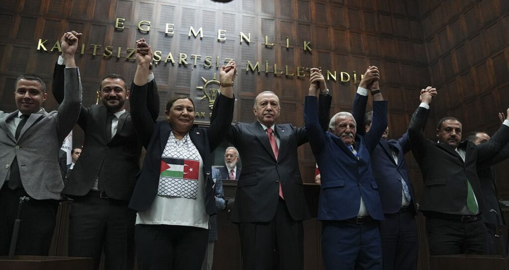 13 belediye başkanı AKP’ye katıldı