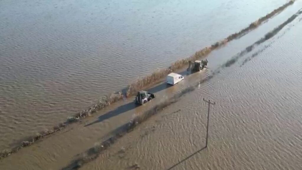 Bursa’da sel sularında araçta mahsur kaldı
