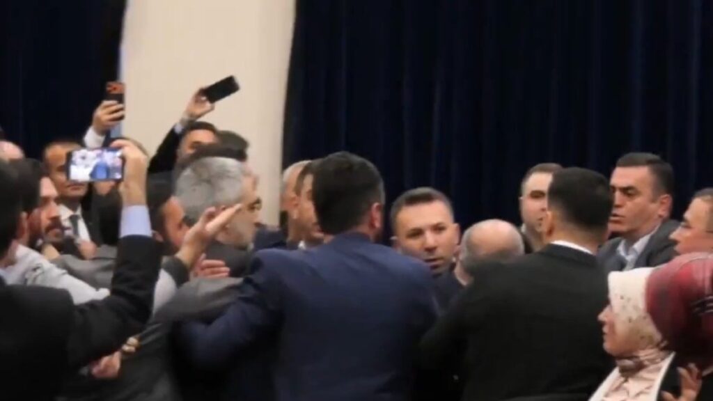 Ataşehir Meclisi’nde gergin anlar