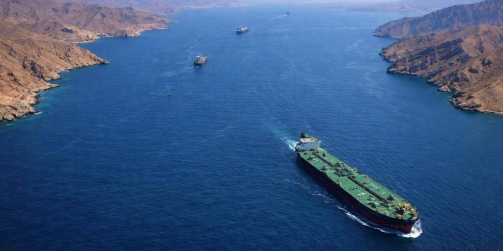 Hürmüz’den ilk ABD gemileri geçti