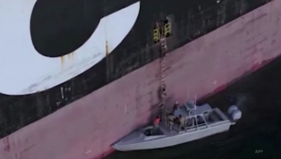 İran iki ticari gemiye el koydu