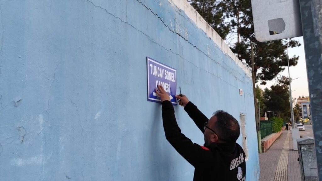 Tuncay Sonel’in adının verildiği caddenin tabelası söküldü