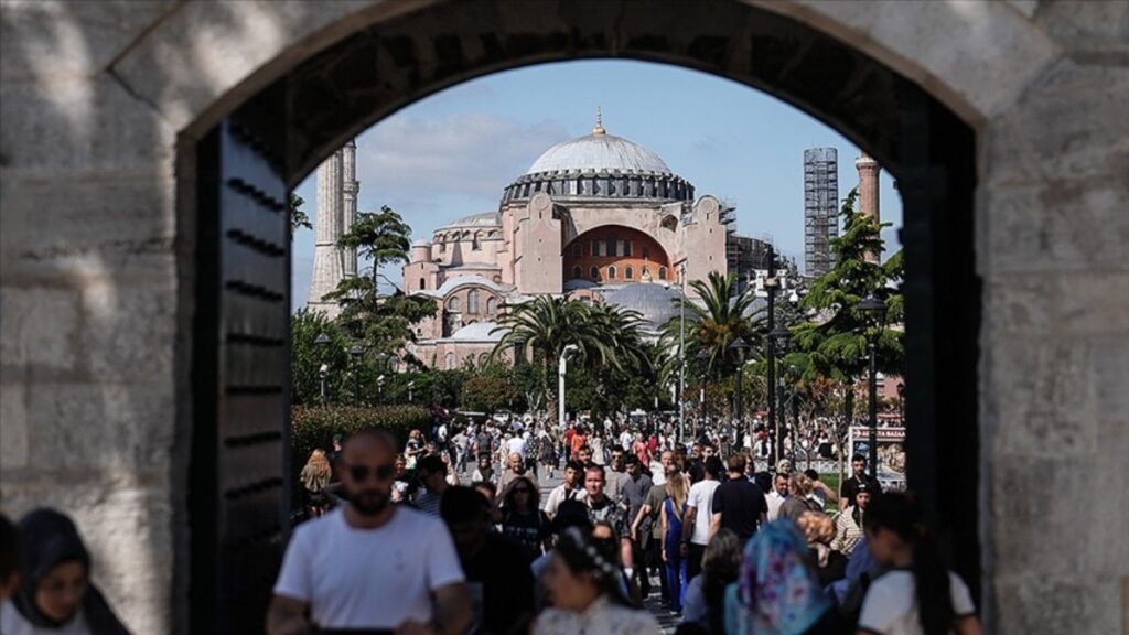 Yerli turistler geçen yıl seyahate 555,1 milyar lira harcadı