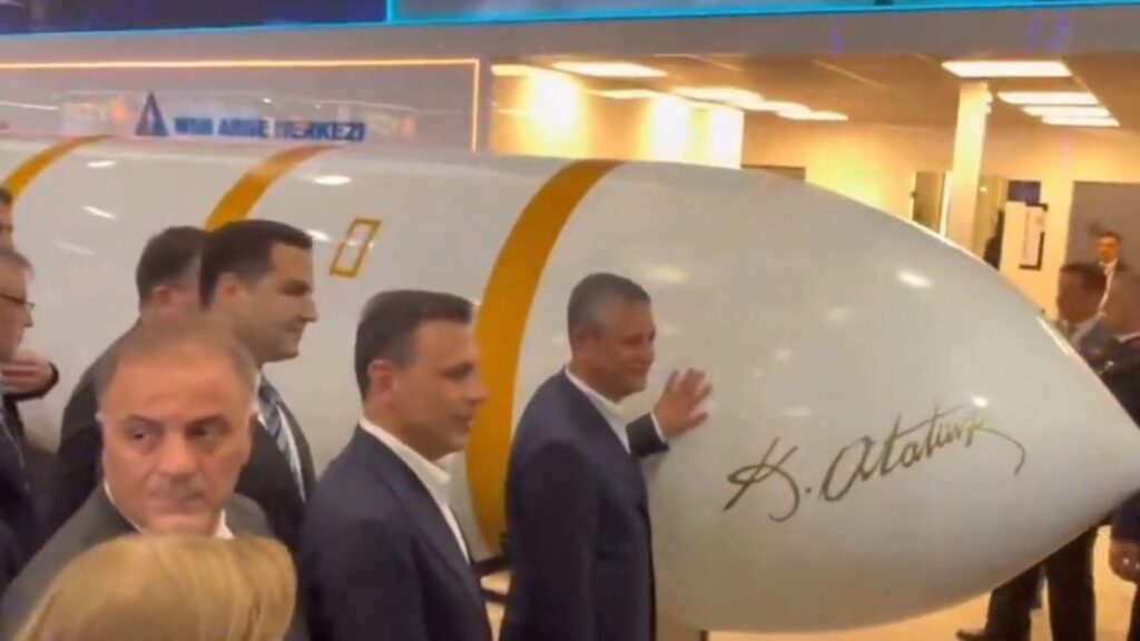 Özgür Özel SAHA 2026’yı Gezdi, Yıldırımhan İlgi Odağı Oldu