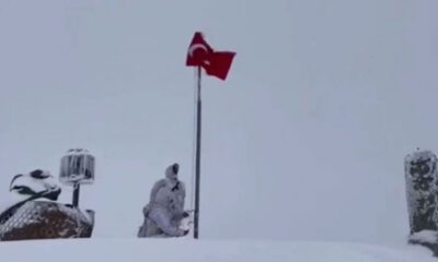 Mehmetçik’ten karlar altında bayrak değişimi