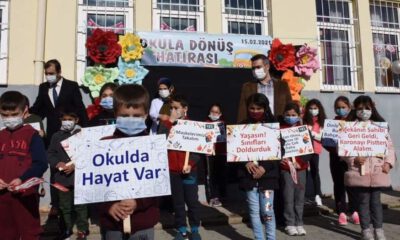 Kırşehir’de öğretmenlerden öğrencilere şiirli karşılama