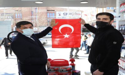 Erzincan’da esnaflara Türk Bayrağı