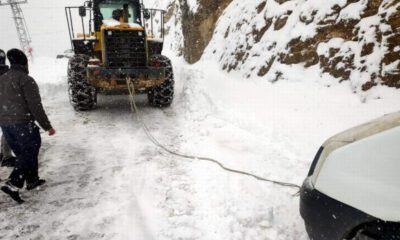 Siirt’te karda kalan minibüs ve 8 kişi kurtarıldı