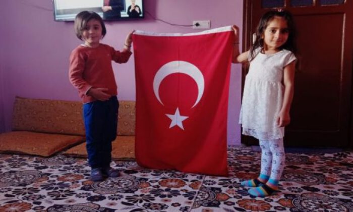 Siirt Pervari’de öğrenciler bayrak töreni eşliğinde İstiklal Marşını okudu