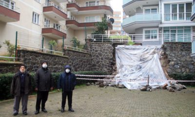 Bursa’da aşırı yağıştan bir sitenin istinat duvarı yıkıldı!